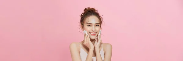 Cheerful Young Woman Holding Cotton Pads While Standing Isolated Pink — Foto de Stock