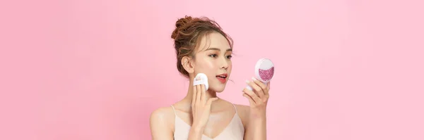 Portrait Attractive Cheery Girl Applying Blush Tone Foundation Isolated Pink — 图库照片