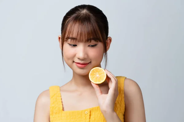 Giovane Donna Con Limone Tagliato Sfondo Bianco Alimenti Ricchi Vitamine — Foto Stock