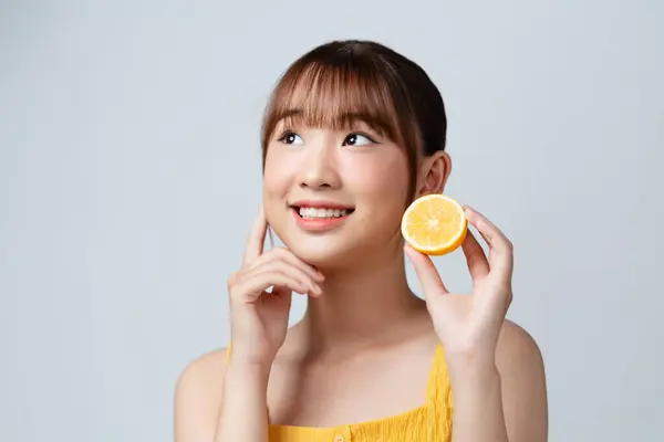 Portrét Rozkošný Usměvavá Dívka Citronem Přes Bílý — Stock fotografie