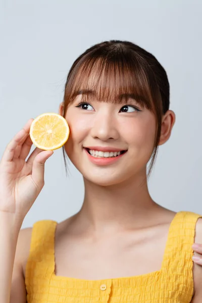 Retrato Menina Sorridente Adorável Com Limão Sobre Branco — Fotografia de Stock