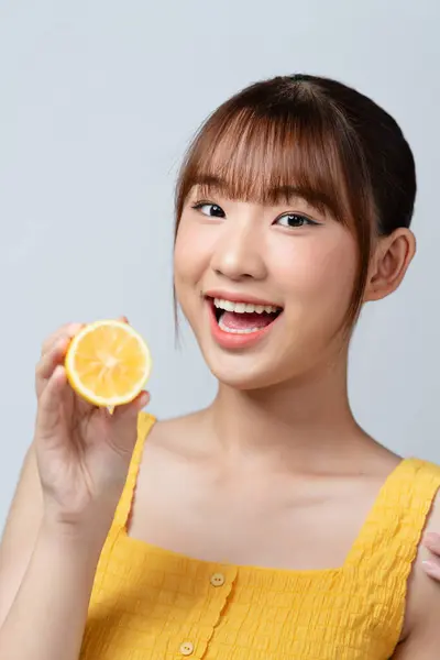 Mladá Žena Nakrájeným Citronem Bílém Pozadí Jídlo Bohaté Vitamíny — Stock fotografie