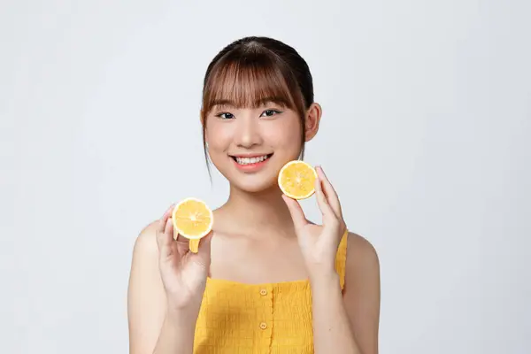 Energi Närbild Vacker Ung Kvinna Med Citronskivor Vit Bakgrund — Stockfoto