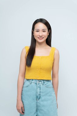 gülümseyerek, beyaz bir arka plan üzerinde izole güzel kadın