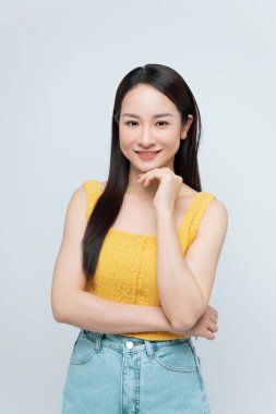 Elleri çenesinde gülümseyen güzel bir kadın beyaz arka planı izole ediyor.