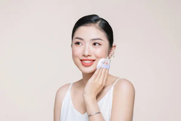 Aziatische Vrouw Glimlach Zoek Gelukkig Het Aanbrengen Van Make Met — Stockfoto