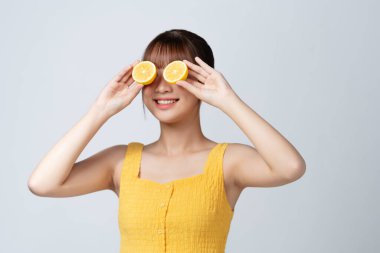 Beyaz arka planda limonlu komik genç kadın.