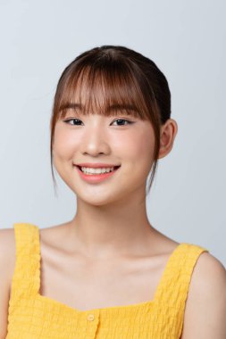 Güzel güler yüzlü genç kadın portresi