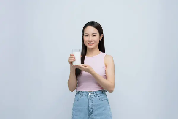Junge Lächelnde Fröhliche Frau Hält Der Hand Glas Trinken Milch lizenzfreie Stockbilder