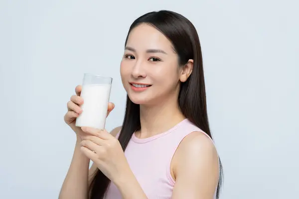 Asiatische Junge Gesunde Lächelnde Frau Mit Glas Milch Kopierraum Für Stockbild