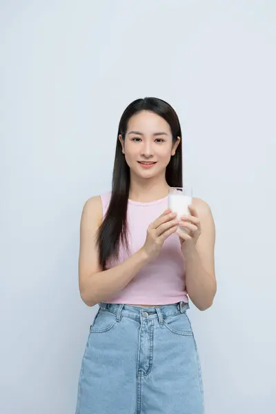 Junge Frau Genießt Ein Glas Milch Isoliert Vor Weißem Hintergrund Stockfoto