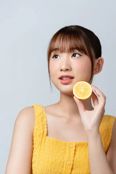 Mladá Krásná Dívka Čistou Zdravou Pokožku Citron Plátek Přes Bílou — Stock fotografie