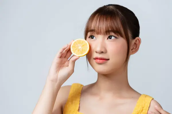 年轻漂亮的女孩 与柠檬白色背景上孤立 免版税图库照片