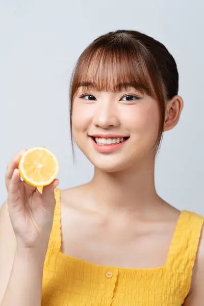 Азіатська Жінка Тримає Половину Вітамінів Здоров Косметологія Білий Фон Стокове Зображення
