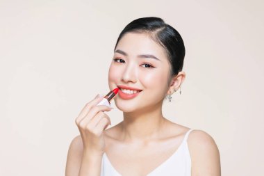 güzel bir genç kadın ruj uygulanıyor