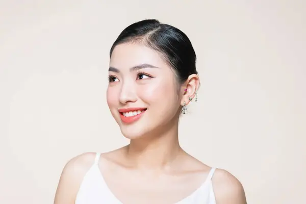 亚洲美女与美丽的皮肤 免版税图库照片