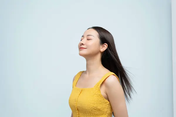 Femeie Asiatică Atractivă Imaginea Îngrijire Părului Fundal Alb Fotografie de stoc