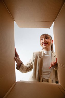 Paketi açıyor, duyguları olan bir kız paketini açıyor, kutunun içinden ateş ediyor.. 