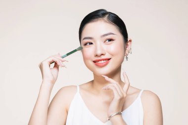 Göz kapaklarına far eklenmiş genç bir kadın.