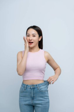 Sağlıklı bir kadın büyük pantolon giydiğinde şaşırır.