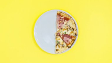 4k pizza dilimleri beyaz tabaktan teker teker kayboluyor, sonra tekrar ortaya çıkıyor. Sarı arka plan. Popüler lezzetli yemekler dışında. Döngülü dur hareketi canlandırması. 