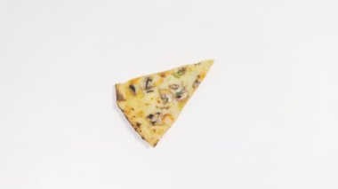 4k Bir dilim pizza ekseni etrafında döner. Fotokopi scace 'li beyaz arka plan. Popüler lezzetli yemek konsepti. Hareketi durdur. 