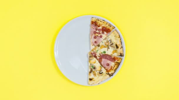 Шматочки Піци Зникають Один Одним Білої Тарілки Потім Знову Являються — стокове відео