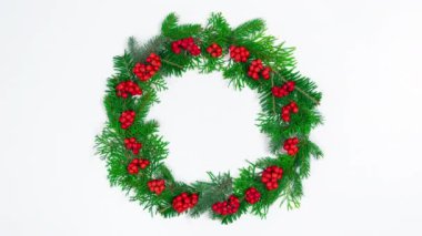 4k Spruce ve Arborvitae 'nin doğal dalları Red Rowan meyveleriyle süslenmiştir. Çevre dostu Noel çelengi. Tatil tebrik kartı. Çember çerçeve. Beyaz arka plan. Hareketi durdur. 