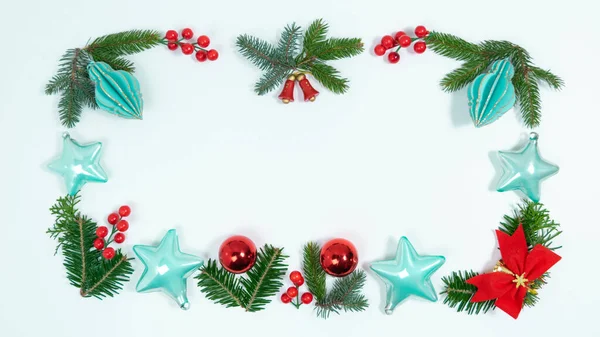 Weihnachtsgrußkarte Vorhanden Rechteckiger Rahmen Aus Fichtenzweigen Weihnachtsschmuck Und Spielzeug Auf — Stockfoto
