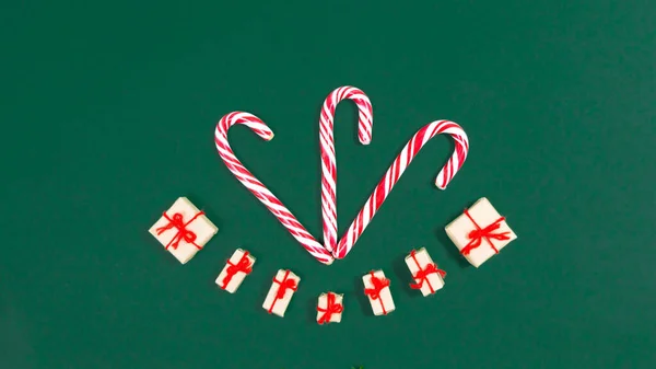 Karácsonyi Üdvözlőlap Andy Sétapálcák Díszített Ajándék Dobozok Zöld Háttér Szövegsablont — Stock Fotó