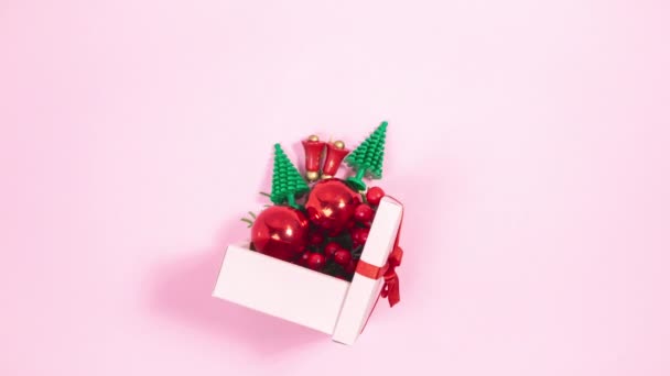 Kerstversiering Sparren Takken Kleine Kerstbomen Verschijnen Uit Roze Geschenkdoos Roze — Stockvideo