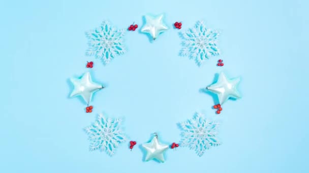 Decoraciones Navideñas Copos Nieve Estrellas Giran Dispuestas Círculo Junto Con — Vídeo de stock