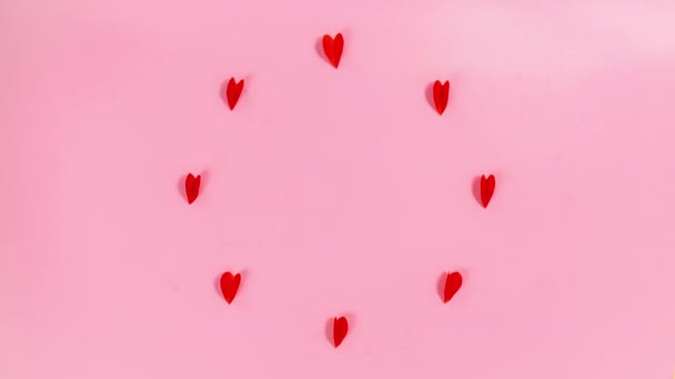 Kırmızı Kağıt Kalpler Daire Şeklinde Dizilmiş Kanatlarını Sallayarak Sevgililer Günün — Stok video