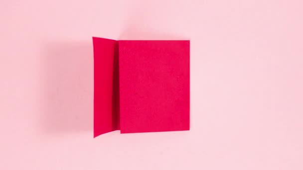 Червоний Аркуш Паперу Перетворюється Тривимірне Серце Орігамі Рожевий Фон Символ — стокове відео