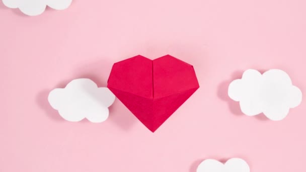 Volumetric Origami Heart Swaying Flies White Clouds Greeting Card Pink — Video Stock