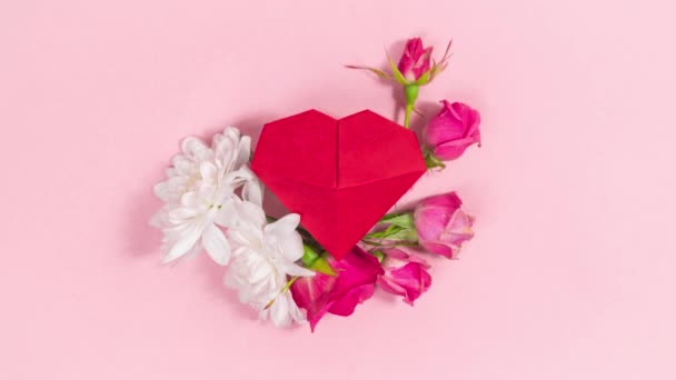 Red Three Dimensional Origami Heart Decorated Natural Flower Buds Pale — 图库视频影像