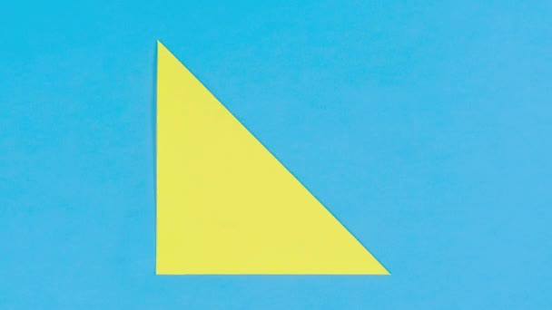 Жовтий Папір Перетворюється Орігамі Голуба Літає Символ Миру Блакитний Фон — стокове відео