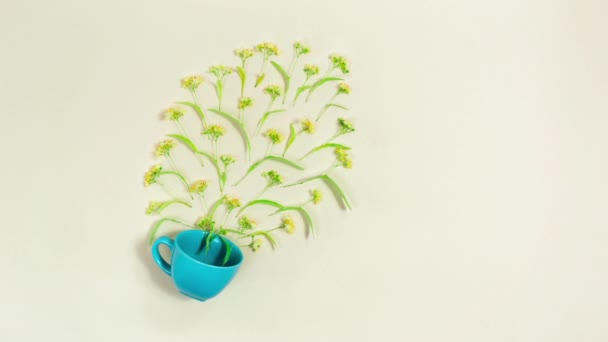 Niebieski Kubek Lipowymi Kwiatami Jest Wypełniony Herbatą Ciasto Serwetka Gałązki — Wideo stockowe