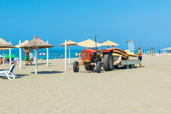 2021年7月9日 黑山乌尔辛季 工人们在长滩 Velika Plaza 用雨伞装备了一辆拖拉机 阳光碧绿的海滨风景 亚得里亚海 — 图库照片