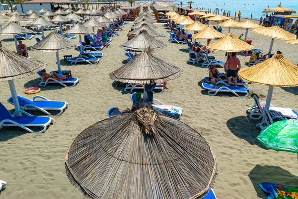 2021年7月9日 黑山乌尔辛季 Velika Plaza 的度假者 带着雨伞和日光浴 阳光碧绿的海滨风景 亚得里亚海 — 图库照片