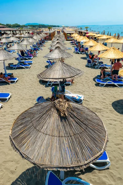 2021年7月9日 黑山乌尔辛季 Velika Plaza 的度假者 带着雨伞和日光浴 阳光碧绿的海滨风景 亚得里亚海 — 图库照片