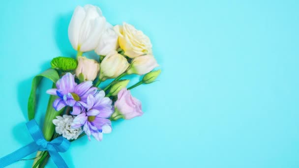 Bukiet Naturalnych Białych Niebiesko Fioletowych Kwiatów Pojawia Się Niebieskim Tle — Wideo stockowe