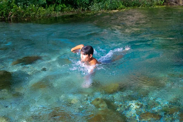 游客们游进了一个独特的岩溶水源 水从地下涌出 被称为蓝眼 Blue Eye 或Syri Kalter Syri Kalter 阿尔巴尼亚Muzine — 图库照片