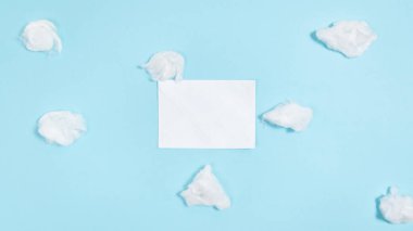 Beyaz kağıt kapalı zarf mavi arka planda beyaz bulutların içinden uçar. Posta, mektup ve mesaj taşıma kavramı. Düz yatıyordu. Boşluğu kopyala.