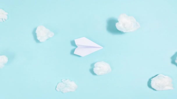 Wit Papieren Vliegtuig Vliegt Door Witte Wolken Blauwe Achtergrond Loopbeweging — Stockvideo