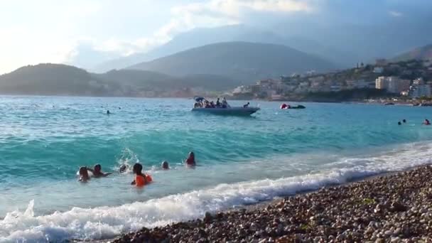 Himare Αλβανία Ιουλίου 2021 Παιδιά Πιτσιλίζουν Στα Κύματα Του Surf — Αρχείο Βίντεο