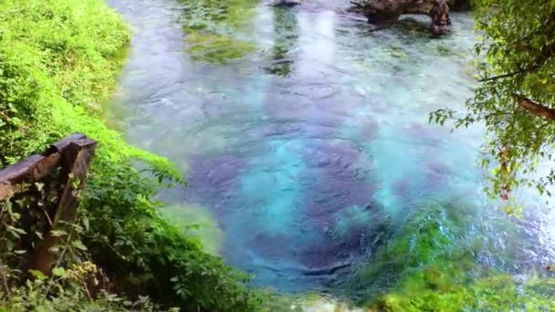 Unikalne Krasowe Źródło Wody Tryskającej Ziemi Zwane Błękitnym Okiem Lub — Wideo stockowe