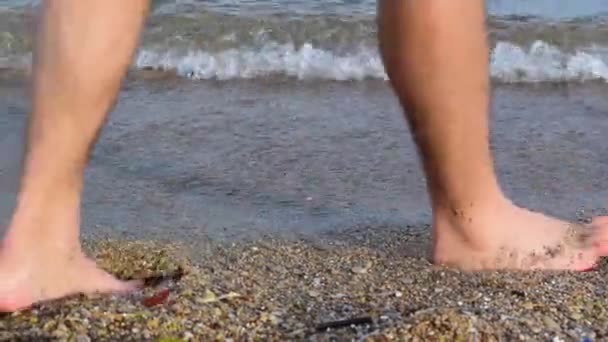 Nogi Białego Mężczyzny Zamykają Spacer Wzdłuż Piaszczysto Żwirowej Plaży Letni — Wideo stockowe