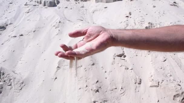Ξηρή Άμμος Διαπερνά Χέρια Των Αντρών Φως Αμμώδη Ηλιόλουστο Φόντο — Αρχείο Βίντεο