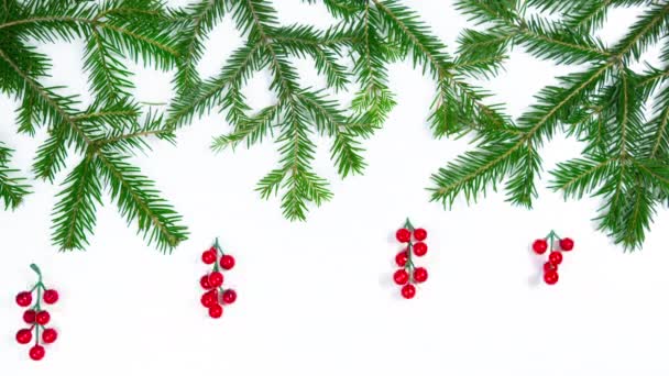 Přírodní Zelené Smrkové Větve Zdobené Červenými Bobulemi Vánočními Míčky Bílé — Stock video